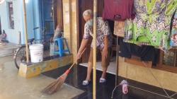 Banjir di Kendal Surut, Warga Mulai Bersihkan Rumah 