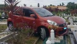 Viral, Mobil Dikendarai Perempuan Lansia Seruduk Kuburan<
