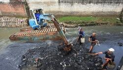 Pengerukan Lumpur Kali Mampang Belum Rampung