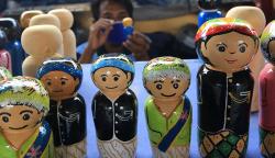 Kreatif, Warga Binaan Lapas Indramayu Buat Boneka Kayu Seharga Rp100.000<