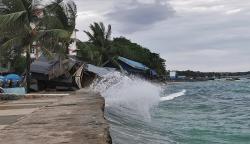 Ratusan Kios Pedagang Pasar Wameo Baubau Luluh Lantak Diterjang Gelombang Tinggi