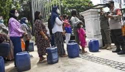 Puluhan Emak-Emak Bawa Jeriken Kosong Tuntut Gubernur Anies Sediakan Air Layak Minum