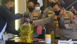 Pedagang di Lamongan Tertipu Minyak Goreng Campur Air, Rugi Jutaan Rupiah