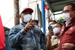  Pria Ini Nekat Terobos Pengawal Risma untuk Adukan Dugaan Penyelewengan Bansos<