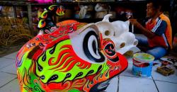  Jelang Imlek, Ratusan Pedagang Miniatur Barongsai Asal Jabar Serbu Kota Solo<