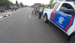    Dihantam Truk saat Papalidan, Remaja Tak Dikenal di Sukabumi Tewas Mengenaskan<