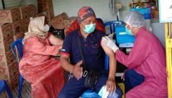  Hore, Ratusan Warga Ikuti Vaksinasi Booster di Pasar Salatiga Dapat Minyak Goreng