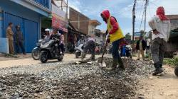 Seusai Aksi Tanam Pisang dan Lele Viral, Jalan Rusak di Cihampelas KBB Ditutup Kerikil<