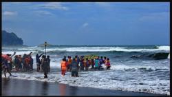Tradisi yang Dilakukan di Pantai-Pantai Dunia, Ada yang Berbau Mistis