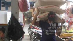 Kisah Sukses Anak Yatim Jadi Prajurit TNI AD : Sore Jualan Gorengan, Malam Kuli Pasar