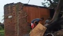 Puting Beliung Rusak 16 Rumah di 3 Kecamatan, Warga Karawang Syok<