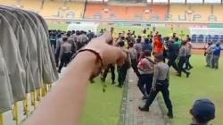 Tanggapi Video Ricuh Persikasi, Kapolresta Bandung: Tidak Benar Polisi Pukul Pemain<