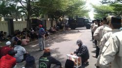 Sidang Tuntutan Penista Agama M Kace Memanas, Massa Islam Geruduk PN Ciamis<