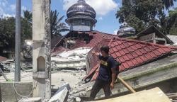 Penampakan Bangunan Hancur Diguncang Gempa Magnitudo 6.2 di Pasaman Barat