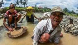 Potret Penambang Emas Tradisional di Sungai Cisero Bogor