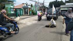 Warga Keluhkan Lubang di Jalan H Gofur Pasar Tanimulya KBB hanya Ditambal Semen<