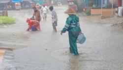 Protes Jalan Rusak, Warga Ujunggenteng Sukabumi Tebar Ikan di Kubangan <