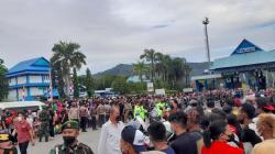 Ingin Lihat Presiden Jokowi, Ribuan Warga Bitung Tumpah Ruah di Jalan