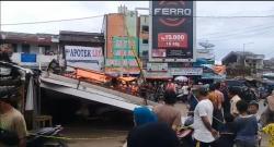 Diterjang Angin Kencang, Baliho di Pandeglang Timpa 2 Warga dan 7 Motor