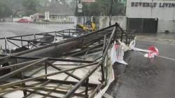 Diterpa Angin Kencang, Billboard  di Wastukancana Bandung Roboh Timpa 2 Pemotor