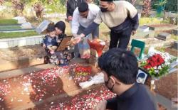 Momen Haru, Gala Sky Cium Foto Vanessa Angel saat Ziarah ke Makam 