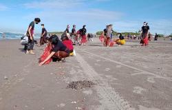 Jelang Hari Raya Nyepi, Ratusan Umat Hindu Bersihkan Pantai Parangkusumo Bantul