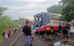 Bus Pariwisata Tertabrak Kereta Api di Tulungagung Angkut Karyawan Pabrik Plastik