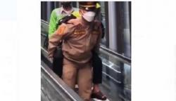 Viral Sersan Taruna Gendong Lansia Turun dari Eskalator, Netizen : Baktimu untuk Masyarakat