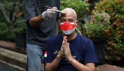 Momen Ganjar Pranowo Cukur Gundul Dukung Anak-Anak Pejuang Kanker<