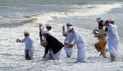 Foto-Foto Upacara Melasti Jelang Hari Raya Nyepi di Pantai Padang Galak Bali