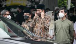 Presiden Jokowi Antar Jenazah Sang Paman ke Pemakaman Keluarga di Karanganyar