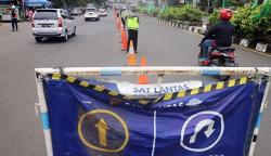 Polisi Sekat Kendaraan Menuju Jalur Wisata Puncak