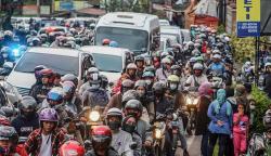 Suasana Kemacetan Panjang Jalur Wisata Puncak saat Libur Isra Miraj