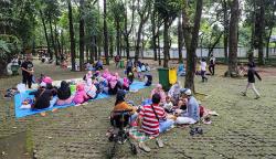 Diserbu Pengunjung, Penjual Tikar dan Kue Rangi di Ragunan Panen Rezeki
