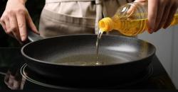 Mengenal Perbedaan Minyak Kelapa dan Sawit, Mana Paling Sehat untuk Menggoreng?