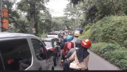  Jalur Wisata Guci Macet di Sejumlah Titik, Antrean Kendaraan Mengular 3 Km
