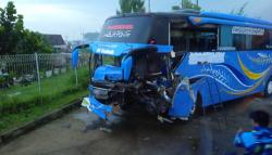 Bus Rombongan MTS Darul Fallah Majalengka Kecelakaan, Siswa dan Guru Syok<