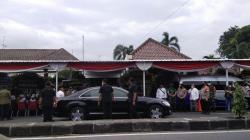Bersama Kaesang, Presiden Jokowi Melayat ke Rumah Miyono 