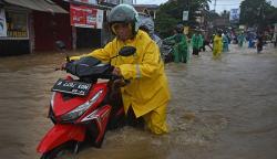 Sejumlah Motor Mogok Terjebak Banjir saat Melintasi Jalan Kota Serang