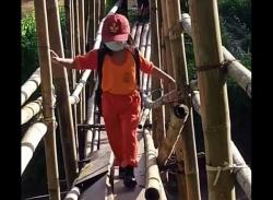 Viral, Video Anak SD Bertaruh Nyawa Lewati Jembatan Bambur Rusak demi Sekolah