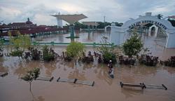 Penampakan Masjid Agung Kesultanan Banten Terendam Banjir