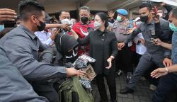 Datangi Pasar Tambahrejo Surabaya, Puan Maharani Bagi-Bagi Kaus