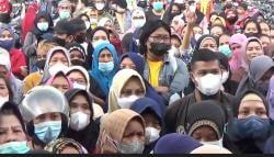 Warga di Makassar Rela Berdesak-desakan Selama Satu Jam demi Minyak Goreng Murah<