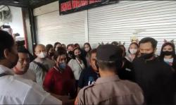 Diadang Belasan Pemandu Lagu, Satpol PP Kota Blitar Gagal Segel Tempat Karaoke