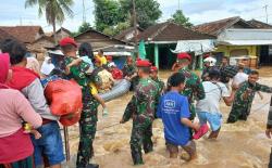 Bantu Penanganan Banjir Serang, Kopassus Terjunkan Tim Evakuasi<