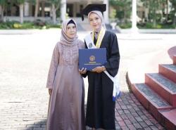 Kisah Putri Pedagang Sayur Keliling yang Berhasil Lulus dengan IPK 3,84