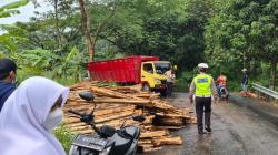Truk Bermuatan Kayu Terguling di Gunung Butak Palabuhanratu Sukabumi, Sopir Tewas<