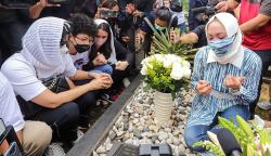 Momen Angelina Sodakh Ziarah ke Makam Adjie Massaid Ditemani Aaliyah dan Keanu