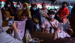 Warga Palembang Membeludak Cairkan Dana Bansos Rp600.000<
