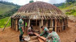 Satgas Yonif MR 412 Kostrad Bantu Pembangunan Honai, Warga Terharu